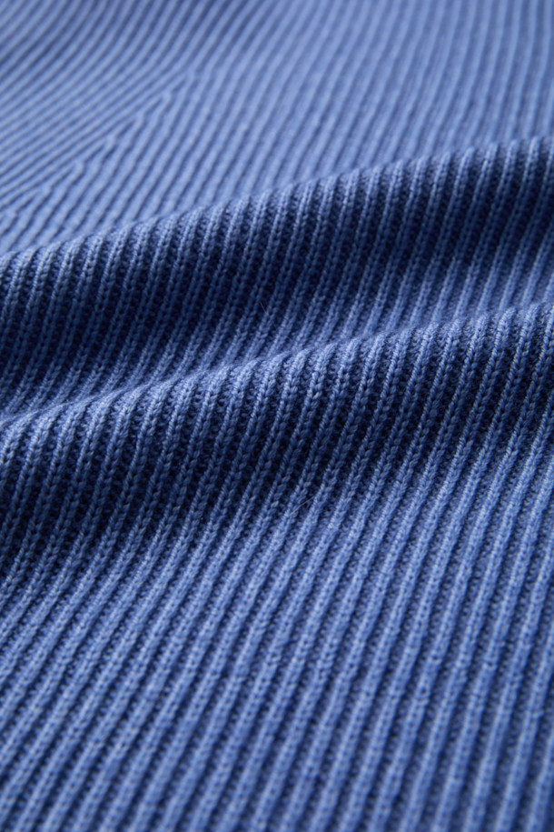 가먼트다잉 공법으로 제작된 블루 라운드넥 스웨터입니다. 울 소재로 제작되어 부드러운 촉감과 두꺼운 두께감으로 가을, 겨울철 따뜻하게 착용하기 좋습니다. 릴랙스핏으로 편안한 착용감을 선사하며, 베이직하고 캐주얼한 스타일로 다양한 룩에 매치하기 좋습니다. 매직워싱 가공을 거쳐 자연스러운 멋을 더했으며, 출근룩과 모임룩은 물론 캐주얼, 클래식, 미니멀 스타일까지 소화 가능한 활용도 높은 아이템입니다. 긴 소매 기장으로 보온성을 높였습니다.
