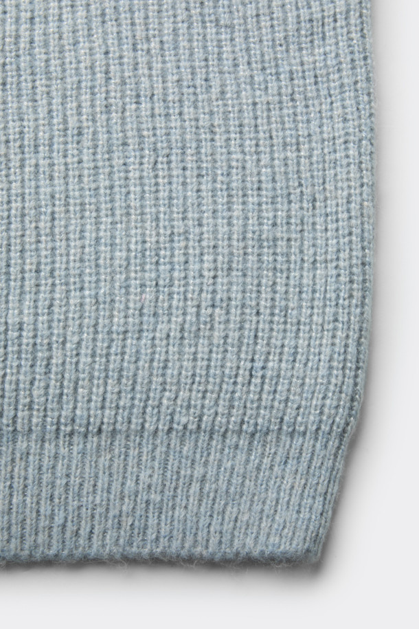 세련된 블루 메탈얀 넥 스웨터는 가을과 겨울, 당신의 스타일을 한층 끌어올려 줄 남성용 니트입니다. 부드러운 촉감의 폴리에스테르, 아크릴, 나일론, 메탈, 울 혼방 소재로 제작되어 편안한 착용감을 선사하며, 라운드넥과 긴 소매, 릴랙스 핏이 베이직하면서도 캐주얼한 무드를 연출합니다. 특히 메탈사가 더해져 은은하게 빛나는 세련된 컬러감이 돋보이며, 골지 패턴과 두꺼운 두께감으로 따뜻함까지 놓치지 않았습니다. 출근룩이나 모임룩 등 다양한 TPO에 활용 가능하며, 캐주얼, 클래식, 미니멀 스타일 모두 소화 가능한 매력적인 아이템입니다.
