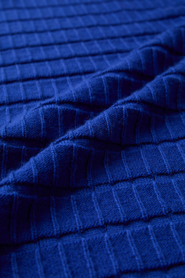 블루 칼라 파인 텍스쳐드 스웨터는 남성용 니트/스웨터로, 가을과 겨울에 착용하기 좋은 베이직 스타일의 제품입니다. 램스울 혼방 소재로 제작되어 부드러운 촉감과 두꺼운 두께감을 자랑하며, 크롭 기장과 릴랙스 핏으로 편안한 착용감을 선사합니다. 무지 패턴에 칼라넥 디자인, 긴 소매로 클래식, 미니멀, 캐주얼 스타일을 모두 소화할 수 있습니다. 특히, 독특한 조직감의 편직 디자인이 돋보이는 제품입니다.
