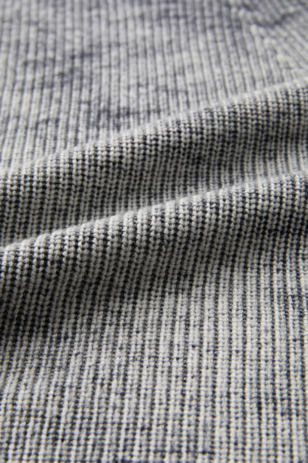 블랙 염색 라운드 넥 스웨터입니다. 메리노 울 100% 소재로 제작되어 부드러운 촉감을 선사하며, 가을과 겨울에 따뜻하게 입을 수 있습니다. 릴랙스 핏으로 편안함을 강조했으며, 베이직한 스타일로 다양한 룩에 활용하기 좋습니다. 출근룩이나 모임룩에 클래식, 미니멀, 캐주얼 스타일로 연출해 보세요. 뒷면에 백 프린팅 가공으로 포인트를 더했습니다.
