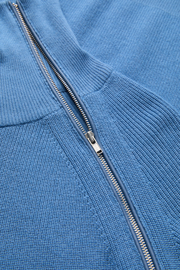 블루 터틀넥 사이드 지퍼 스웨터는 가을과 겨울에 어울리는 남성용 베이직 스타일 니트 스웨터입니다. 울, 코튼, 레이온 혼방 소재로 제작되어 산뜻한 촉감을 선사하며, 14GG 두께로 보온성을 더했습니다. 릴랙스핏으로 편안한 착용감을 제공하며, 사이드 지퍼 디테일이 특징입니다. 출근룩과 비즈니스 캐주얼에 활용하기 좋으며, 클래식, 미니멀, 캐주얼 스타일을 모두 소화할 수 있습니다.
