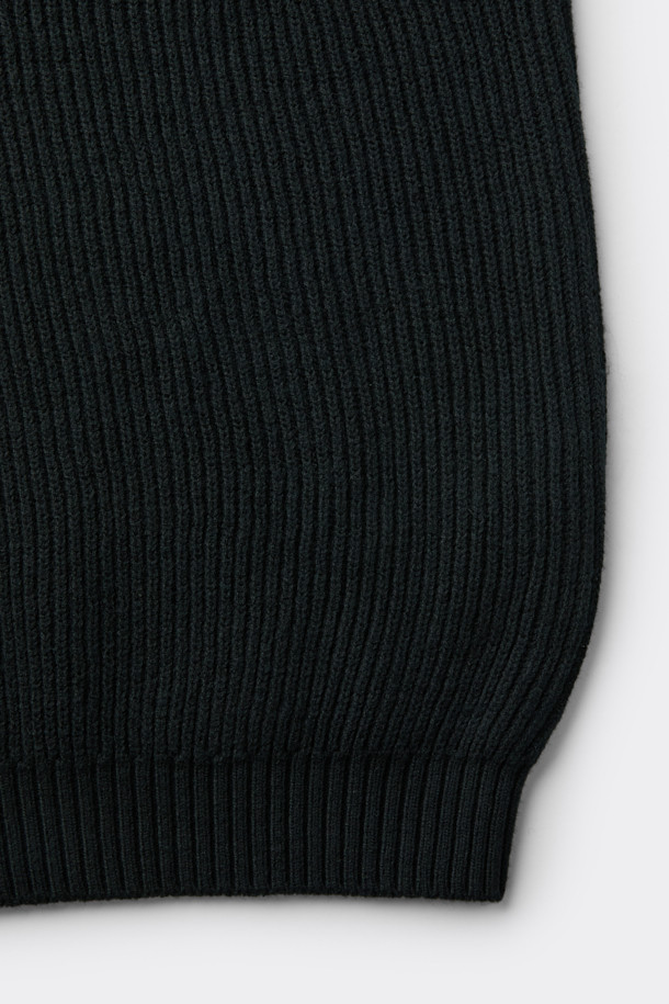 블랙 터틀넥 하프 집업 스웨터는 가을, 겨울 시즌에 어울리는 남성용 상의입니다. 부드러운 면과 울 혼방 소재로 제작되어 얇지만 보온성이 뛰어나며, 레귤러 핏으로 편안하게 착용 가능합니다. 미니멀하고 베이직한 디자인으로 출근룩, 비즈니스 캐주얼 등 다양한 TPO에 활용하기 좋습니다. 12GG 골조직 짜임과 하프 집업 디테일이 특징이며, 긴 소매와 터틀넥/하프넥 디자인으로 세련된 스타일을 연출합니다.
