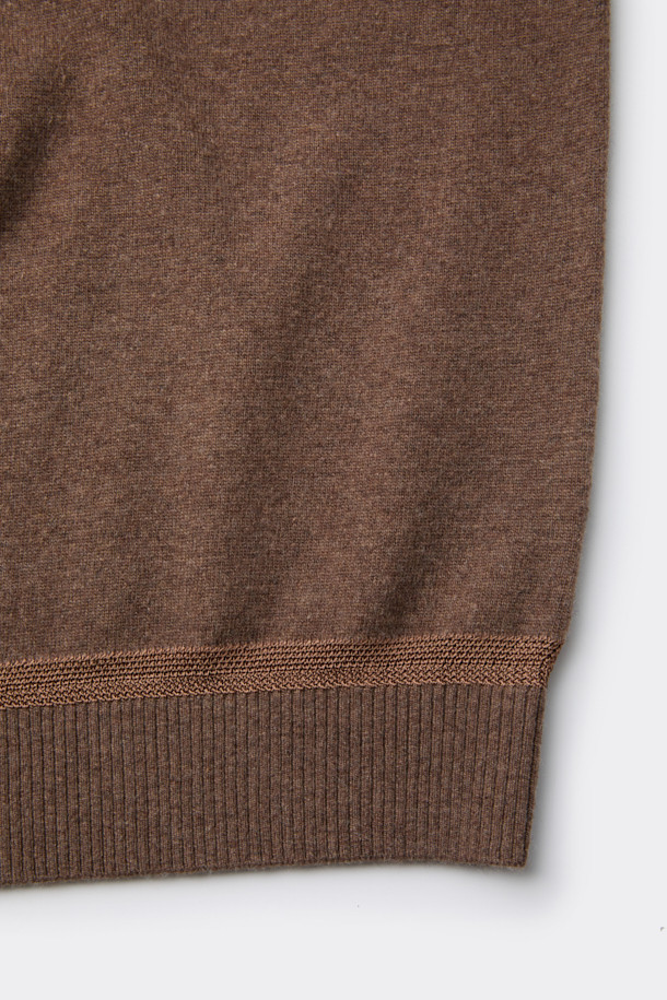 남성용 브라운 터틀넥 스웨터입니다. 가을과 겨울에 어울리는 두꺼운 두께감의 울 소재로 제작되어 부드러운 촉감을 선사합니다. 베이직하고 미니멀한 스타일로, 레귤러 핏과 긴 소매 기장으로 편안함을 더했습니다. 하찌 조직 소매와 자수사 배색 디테일이 특징이며, 데일리룩에 클래식한 무드를 더해줍니다. 일상생활에서 폭넓게 활용하기 좋은 아이템입니다.
