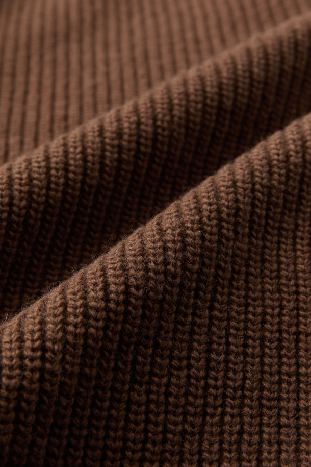 [HED MAYNER] 브라운 오버핏 울 스웨터는 가을, 겨울 시즌에 어울리는 남성용 니트입니다. 부드러운 촉감의 울, 나일론, 폴리에스터 혼방 소재로 제작되었으며, 두꺼운 두께감으로 따뜻함을 선사합니다. 라운드넥과 긴소매, 오버핏 디자인으로 미니멀하고 베이직한 스타일을 연출하며, 피셔맨 스웨터 디자인과 세로골 조직, 특수 가공 처리가 특징입니다. 출근룩, 데이트룩, 모임룩 등 다양한 TPO에 클래식, 미니멀, 캐주얼 스타일로 활용하기 좋습니다.
