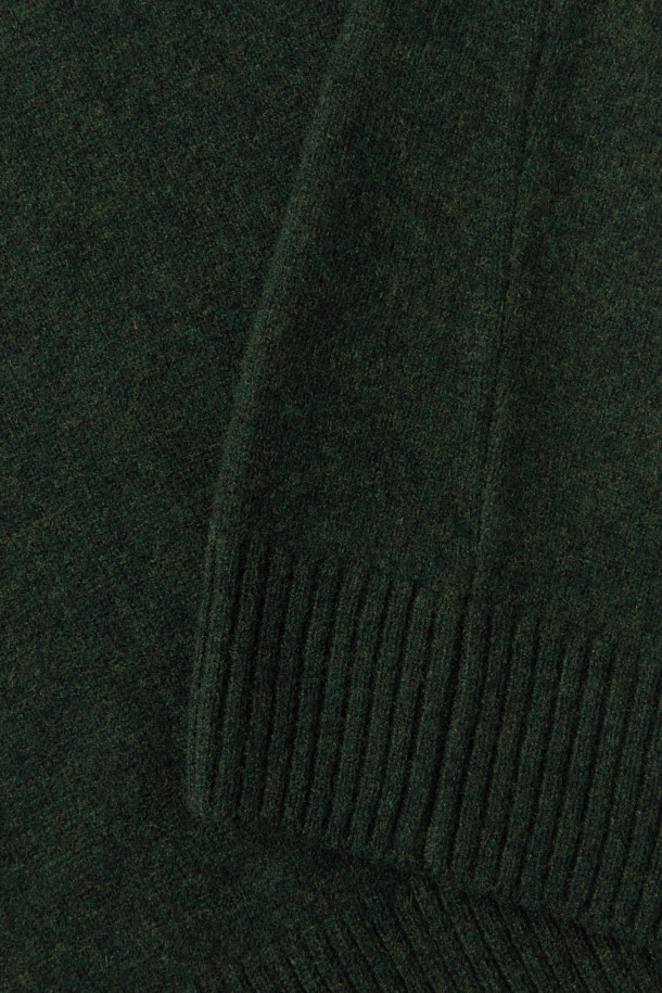 [HED MAYNER] 그린 울 트위스티드 베스트는 모던한 스타일을 추구하는 분들을 위한 아이템입니다. 부드러운 울 소재와 릴랙스 핏으로 편안한 착용감을 선사하며, 비틀린 비대칭 실루엣과 트위스트 절개 구조가 독특한 매력을 더합니다. 펠트 워싱 가공과 자연스러운 보풀감, 입체적인 표면 질감이 특징이며, V넥 디자인과 민소매 기장으로 클래식, 미니멀, 시크한 무드를 연출합니다. 모임룩에 포인트를 더할 수 있는 베스트입니다.
