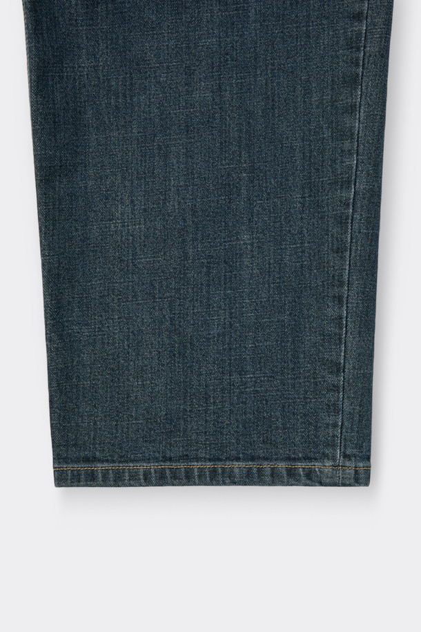 다크 블루 스트레이트 핏 데님 팬츠는 베이직한 스타일을 추구하는 분들을 위한 일상복입니다. 다크 블루 및 인디고 컬러로 제공되며, 무지 디자인에 바이오 워싱, 스톤 워싱, 도밍고 워싱 처리를 더해 자연스러운 멋을 살렸습니다. 데님, 코튼, 폴리우레탄 혼방 소재로 제작되어 편안한 착용감을 선사합니다. 파이브 포켓 디자인과 스트레이트 핏으로 캐주얼, 미니멀, 클래식 등 다양한 스타일을 연출할 수 있습니다.
