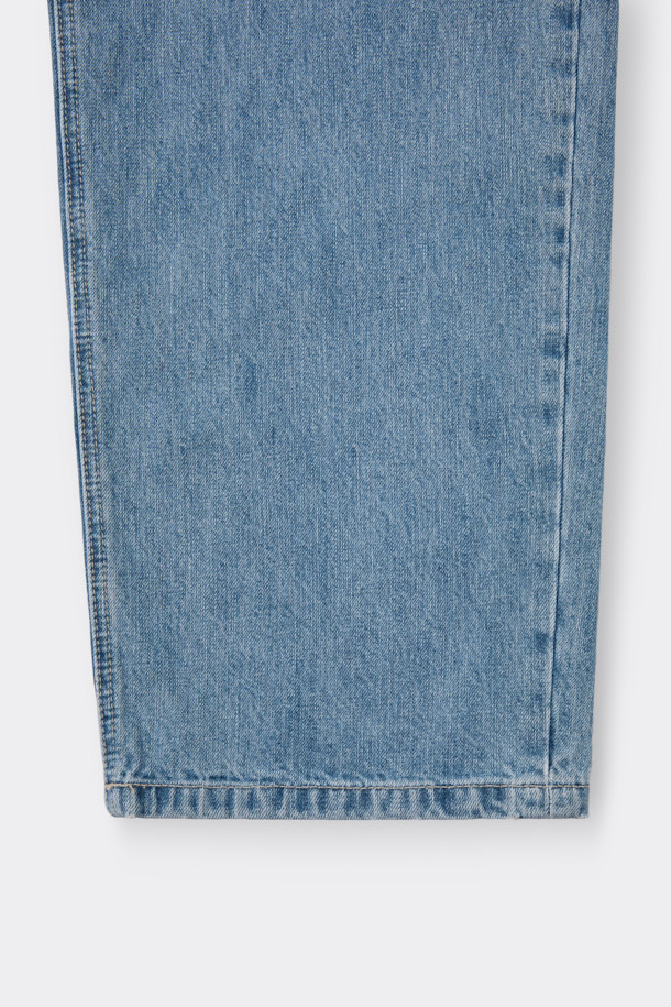 블루 스트레이트 핏 진은 베이직한 스타일을 추구하는 분들을 위한 데님 팬츠입니다. 인디고, 블루 두 가지 컬러로 제공되며, 일상복으로 활용하기 좋습니다. 면과 데님 소재를 사용하여 편안한 착용감을 선사하며, 무지 디자인과 긴 기장으로 어떤 상의에도 잘 어울립니다. 바이오 워싱, 스톤 워싱, 도밍고 워싱 등의 워싱 기법과 파이브 포켓 디테일이 특징이며, 스트레이트 핏으로 제작되어 캐주얼, 미니멀, 클래식 등 다양한 스타일을 연출할 수 있습니다.
