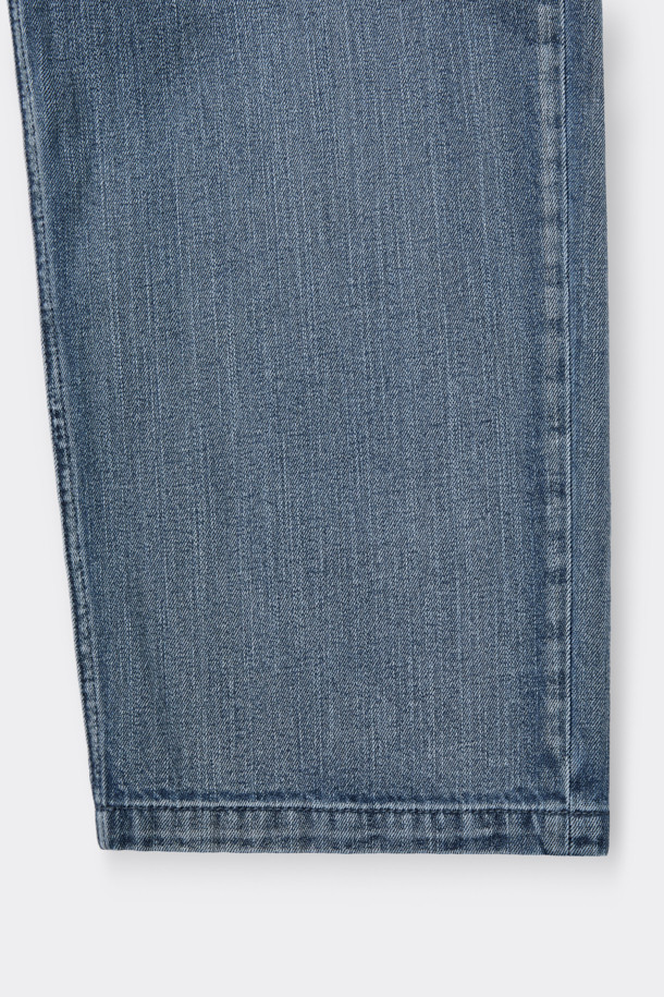 블루 루즈 핏 드로우스트링 청바지는 편안함과 스타일을 모두 잡은 데님 팬츠입니다. 봄, 여름 시즌에 어울리는 이 캐주얼 청바지는 허리 스트링과 사선 포켓 디자인으로 실용성을 더했습니다. 루즈핏으로 제작되어 활동성이 뛰어나며, 스톤워싱, 과망워싱, 도밍고워싱 기법을 통해 빈티지한 매력을 살렸습니다. 여행, 휴가, 산책 등 다양한 TPO에 활용하기 좋으며, 미니멀, 스트리트 스타일을 연출하기에 적합합니다. 가볍고 시원한 데님과 코튼 혼방 소재로 제작되어 편안한 착용감을 선사합니다.
