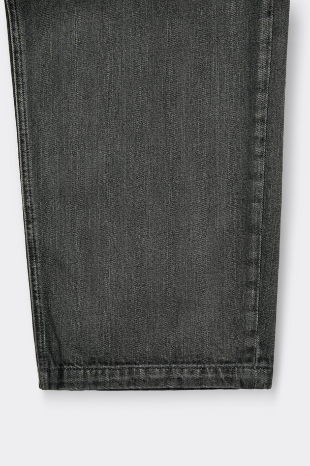 블랙 루즈 핏 드로우스트링 청바지는 편안함과 스타일을 모두 잡은 데님 팬츠입니다. 허리 스트링과 하프밴딩으로 편안한 착용감을 제공하며, 루즈핏 디자인은 활동성을 높여줍니다. 사선 포켓 디테일과 스톤 워싱, 과망 워싱, 도밍고 워싱 등의 워싱 기법으로 빈티지한 멋을 더했습니다. 캐주얼, 미니멀, 시티보이 스타일을 즐겨 입는 분들께 추천하며, 산책룩이나 캠핑룩으로 활용하기 좋습니다. 봄, 여름, 가을 시즌에 활용 가능한 데일리 아이템입니다.
