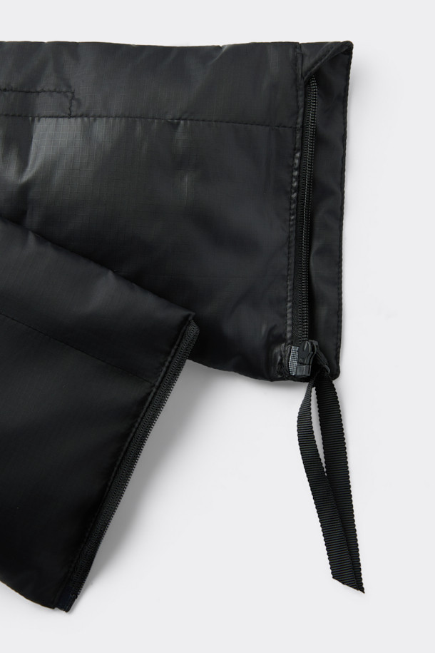 무광 블랙 컬러의 블랙 다운 넥워머입니다. 가볍고 따뜻한 다운 충전재와 부드러운 폴리에스테르 소재로 제작되어 겨울철 방한에 효과적입니다. 지퍼형 여밈 방식으로 편안하게 착용할 수 있으며, 스트링과 스토퍼 디테일로 핏 조절이 용이합니다. 와이드 실루엣과 미니멀한 디자인은 캐주얼, 고프코어 스타일은 물론 출근룩, 등산룩에도 잘 어울립니다. 로고 프린트가 포인트를 더해줍니다.
