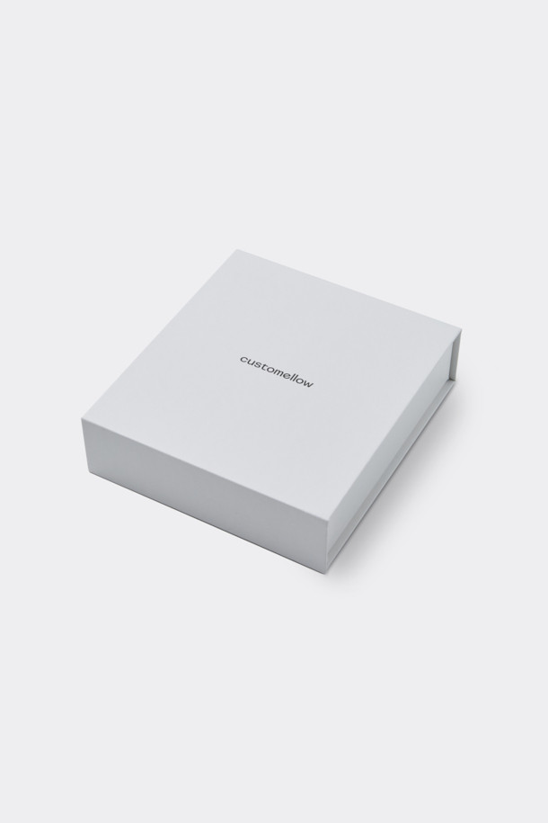 블랙 컬러의 가죽 브레이드 벨트입니다. 소가죽 소재와 유연한 웨빙 텍스쳐가 어우러져 편안한 착용감을 선사합니다. 버클 여밈 방식으로, 로고 음각 버클과 로고 불박 벨트고리 디테일이 돋보입니다. 캐주얼 스타일로 출근룩이나 비즈니스 캐주얼에 활용하기 좋습니다. 미니멀하고 클래식한 디자인으로 다양한 스타일에 매치하기 용이합니다.
