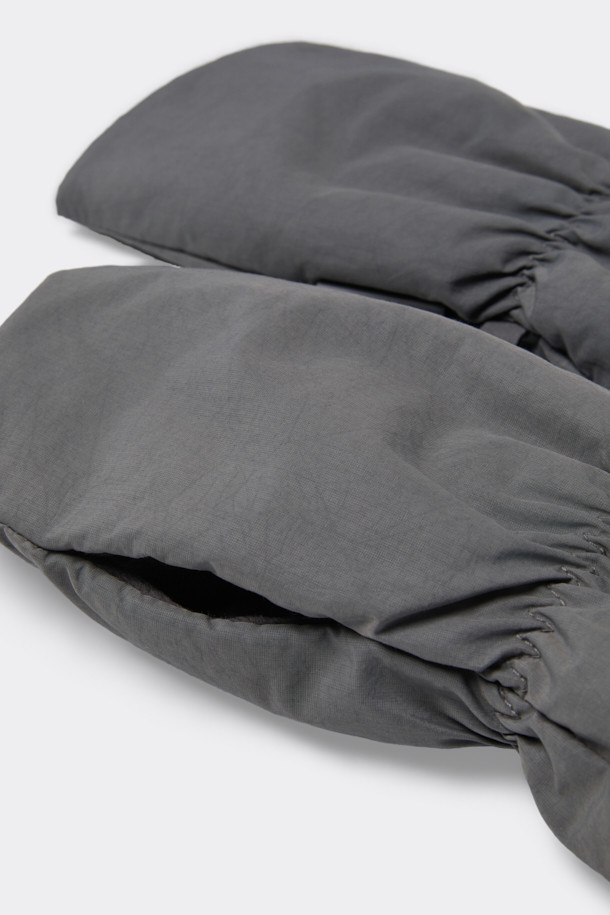 그레이 패디드 글러브는 울과 나일론 혼방 소재로 제작되어 방풍 및 보온 기능이 뛰어난 공용 장갑입니다. 손목 밴딩 처리와 스트링, 스토퍼 디자인으로 사이즈 조절이 용이하며, 캐주얼, 클래식, 미니멀 스타일의 다양한 룩에 잘 어울립니다. 로고 장식이 포인트로, 산책, 출근, 등산 등 다양한 TPO에 활용 가능합니다. 충전재로 솜을 사용하여 포근한 착용감을 제공합니다.
