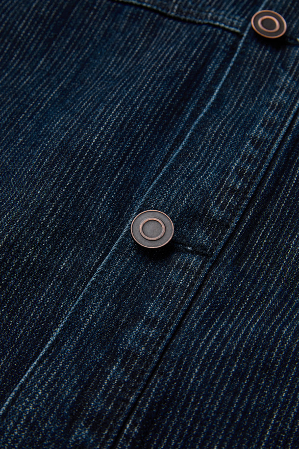 블루 웨일 데님 트러커 재킷은 캐주얼, 미니멀, 클래식 스타일을 아우르는 매력적인 아우터입니다. 봄, 가을 시즌에 어울리는 레귤러핏의 긴 소매 데님 재킷으로, 무지 패턴에 블루 컬러가 시원한 인상을 줍니다. 크롭 기장으로 세련된 핏을 연출하며, 버튼 여밈 방식과 원포켓, 사이드 포켓 디자인으로 실용성을 더했습니다. 데이트룩, 봄 소풍룩 등 다양한 TPO에 활용하여 멋스러운 스타일을 완성해보세요. 면, 데님, 코듀로이의 조화로운 소재감으로 편안한 착용감을 선사합니다.
