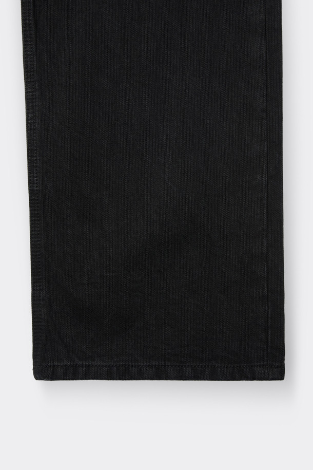 블랙 카펜터 디테일 와이드 데님은 캐주얼, 미니멀, 워크웨어 스타일을 아우르는 릴랙스핏 데님 팬츠입니다. 바이오 워싱 처리된 데님과 코튼 혼방 소재로 제작되어 편안한 착용감을 선사합니다. 카펜터 포켓 디테일과 파이브 포켓 디자인, 코인 포켓 메탈 장식이 돋보이며, 출근룩과 모임룩 등 다양한 TPO에 활용 가능합니다. 무지 패턴으로 어떤 상의와도 매치하기 쉬워 활용도가 높습니다.
