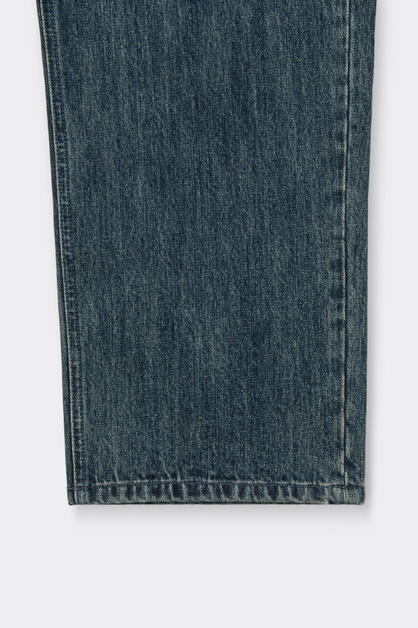 블루 스트레이트 핏 청바지는 베이직한 스타일의 데님 팬츠입니다. 코튼과 데님 소재로 제작되어 편안한 착용감을 선사하며, 무지 디자인으로 어떤 상의에도 잘 어울립니다. 일상복으로 활용하기 좋으며, 캐주얼, 미니멀, 클래식 스타일을 모두 소화할 수 있습니다. 파이브 포켓, 코인 포켓, 메탈 장식, 스톤워싱, 도밍고워싱 등의 디테일이 돋보이는 스트레이트 핏 청바지입니다. 인디고 블루 컬러도 준비되어 있습니다.
