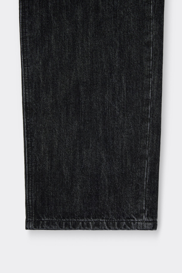 블랙 스트레이트 핏 데님 팬츠는 사계절 내내 활용하기 좋은 베이직한 디자인의 바지입니다. 데님, 코튼, 레이온 혼방 소재로 제작되어 편안한 착용감을 선사하며, 과망 워싱, 스톤 워싱, 도밍고 워싱 기법을 통해 은은한 빈티지 무드를 더했습니다. 무지 디자인에 파이브 포켓 디테일과 코인 포켓 메탈 장식으로 포인트를 주어 미니멀, 클래식, 캐주얼 스타일 모두 소화 가능합니다. 스트레이트 핏으로 다리 라인을 자연스럽게 연출해주어 어떤 상의와도 훌륭하게 매치됩니다.
