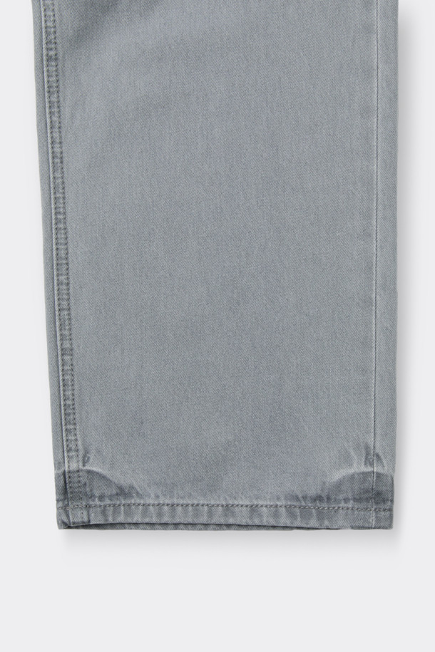 그레이 색상의 스트레이트 핏 데님 팬츠입니다. 얇은 두께감의 데님과 코튼 혼방 소재로 제작되어 여름철에도 시원하게 착용 가능합니다. 베이직한 디자인으로 출근룩이나 비즈니스 캐주얼, 그리고 미니멀, 클래식, 캐주얼 스타일 모두 소화 가능합니다. 바이오 워싱, 스톤 워싱, 도밍고 워싱, 엠보 워싱 등의 다양한 워싱 기법을 거쳐 빈티지한 멋을 더했습니다. 파이브 포켓 디자인과 코인 포켓 메탈 장식이 돋보이는, 무지 스타일의 긴 기장 데님 팬츠입니다.
