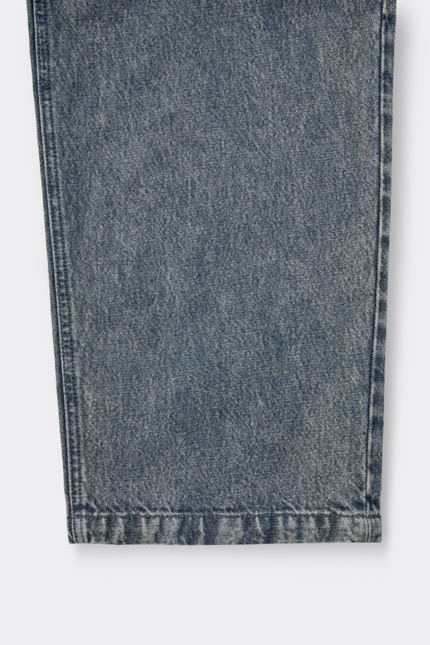 블루 루즈핏 드로우스트링 청바지는 편안한 착용감과 시원한 스타일을 동시에 만족시키는 데님 팬츠입니다. 코튼 데님 소재에 도밍고 워싱과 스톤 워싱 기법을 더해 자연스러운 워싱 디테일을 살렸습니다. 허리 부분은 하프 밴딩과 스트링으로 조절 가능하여 더욱 편안한 핏을 제공하며, 사선 포켓 디자인으로 실용성을 높였습니다. 여행이나 휴가, 혹은 캐주얼, 미니멀, 시티보이 스타일을 즐기는 분들께 추천하는 여름철 필수 아이템입니다. 루즈핏으로 제작되어 활동성이 뛰어나며, 여유로운 실루엣으로 편안함을 선사합니다.
