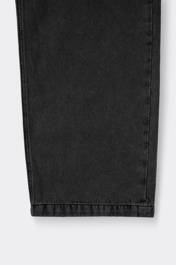 블랙 루즈핏 드로우스트링 청바지는 편안함과 스타일을 모두 갖춘 데님 팬츠입니다. 코튼과 폴리에스테르 혼방 소재로 제작되어 부드러운 촉감과 편안한 착용감을 선사합니다. 허리에는 하프 밴딩과 스트링 디테일이 더해져, 자유로운 핏 조절이 가능합니다. 스톤워싱, 과망워싱, 도밍고워싱 기법으로 은은한 빈티지 무드를 연출하며, 사선 포켓 디자인으로 포인트를 더했습니다. 여행룩, 휴가룩, 캐주얼, 미니멀, 시티보이 스타일을 즐기는 분들께 추천합니다.
