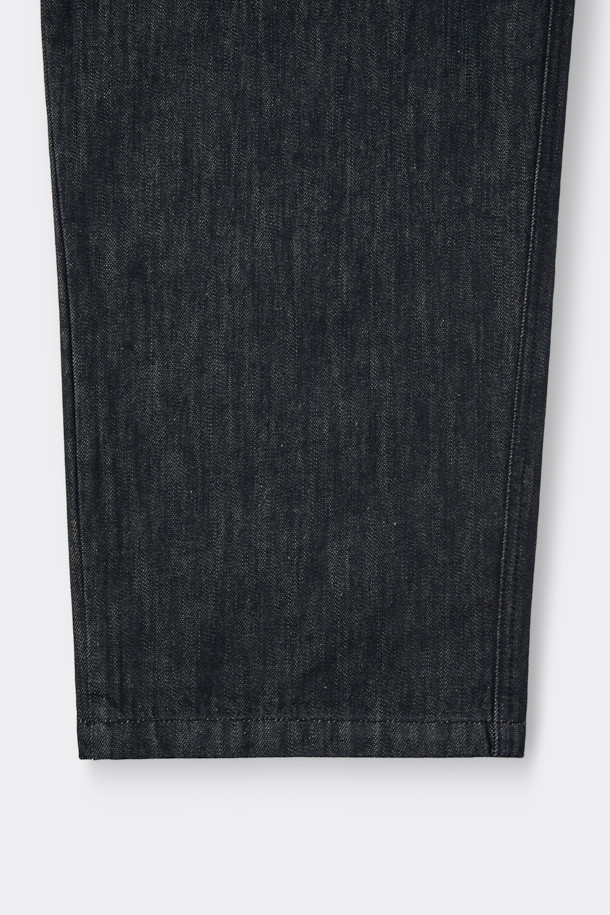 블루 원 턱 청바지는 릴렉스핏으로 편안한 착용감을 선사하는 데님 팬츠입니다. 부드러운 면 소재로 제작되어 산책룩과 같은 일상에서 캐주얼하게 즐기기 좋습니다. 원워시, 바이오 워싱, 스톤 워싱 처리로 자연스러운 워싱 디테일을 더했으며, 무지 디자인에 스티치와 포켓, 원 턱 디테일로 포인트를 주었습니다. 미니멀, 클래식 스타일을 선호하는 분들께 추천하며, 릴렉스핏으로 활동성을 높였습니다. 
