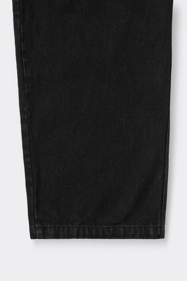 블랙 원 턱 (Black One Tuck) 데님 팬츠는 베이직한 스타일을 추구하는 분들을 위한 릴랙스핏 데님 팬츠입니다. 코튼, 폴리에스테르, 데님 혼방 소재로 제작되어 편안한 착용감을 선사합니다. 무지 디자인에 원 턱 디테일이 더해져 미니멀하면서도 클래식한 무드를 연출합니다. 바이오 워싱 처리로 부드러운 촉감을 느낄 수 있으며, 사선 포켓으로 실용성을 높였습니다. 일상에서 편안하게 착용하기 좋은 아이템입니다.
