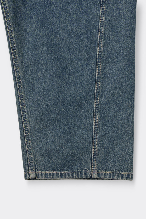 인디고와 블루 컬러의 데님 소재, 커브드 핏의 블루 커브드 청바지입니다. 바이오 워싱, 스톤 워싱, 도밍고 워싱 기법을 사용하여 자연스러운 워싱 디테일을 살렸습니다. 파이브 포켓 디자인과 코인포켓 메탈 장식이 돋보이는 미니멀, 클래식, 캐주얼 스타일의 긴 기장 데님 팬츠입니다. 얇은 두께감으로 편안한 착용감을 선사하며, 데님과 코튼 혼방 소재로 제작되었습니다. 일상에서 활용하기 좋은 아이템입니다.
