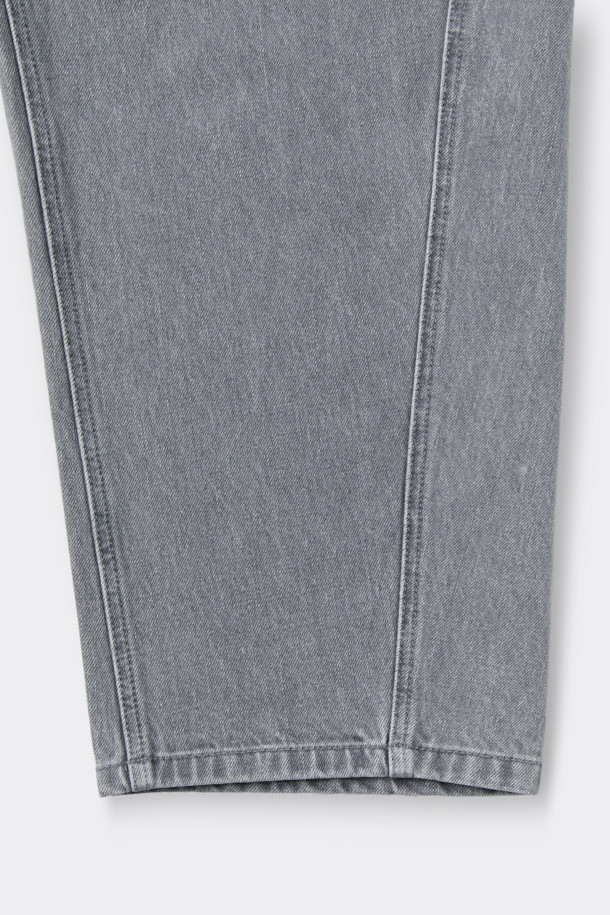 그레이 컬러의 커브드 데님 팬츠입니다. 바이오 워싱, 스톤 워싱, 도밍고 워싱 공법으로 제작되어 부드러운 촉감을 자랑하며, 캐주얼 스타일에 적합합니다. 파이브 포켓 디자인과 코인포켓 메탈 장식이 돋보이며, 미니멀, 클래식 스타일을 연출하기 좋습니다. 봄, 여름, 가을 시즌에 여행룩, 산책룩으로 활용하기 좋은 데님 팬츠입니다.
