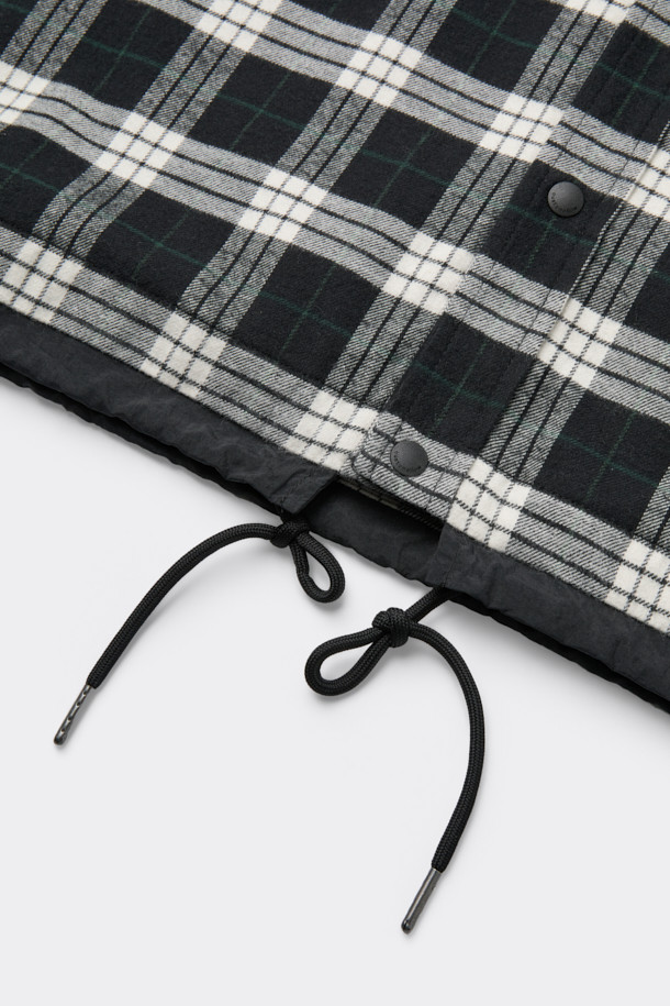 블랙 오버사이즈 핏 체크 아우터 셔츠는 캐주얼, 클래식, 미니멀 스타일을 모두 아우르는 매력적인 아이템입니다. 넉넉한 오버핏에 가을, 겨울 시즌에 어울리는 두꺼운 면 소재로 제작되어 부드러운 촉감을 선사합니다. 블랙과 화이트 컬러의 조화로운 체크 패턴이 돋보이며, 카라넥 디자인과 긴 소매 기장으로 세련된 느낌을 더했습니다. 사이드 포켓, 체스트 포켓, 밑단 스트링 조절, 그리고 배색 디테일까지 더해져 실용성과 디자인을 모두 갖춘 제품입니다. 출근룩, 모임룩 등 다양한 TPO에 활용하여 개성 있는 스타일을 연출해보세요.
