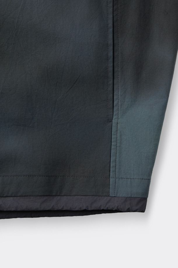 그레이 오버사이즈 핏 다잉 아우터 셔츠는 [공용]으로, 봄, 가을에 산책룩이나 봄 소풍룩에 어울리는 캐주얼 스타일의 셔츠입니다. 부드러운 면 소재로 제작되었으며, 오버핏 디자인에 긴 소매와 카라넥으로 편안함과 스타일을 동시에 잡았습니다. 다잉 염색 처리로 은은한 멋을 더하고, 사이드 포켓, 체스트 포켓, 밑단 스트링 조절, 배색 디테일로 실용성을 높였습니다. 미니멀, 클래식한 무드를 즐기는 분들께 추천합니다.
