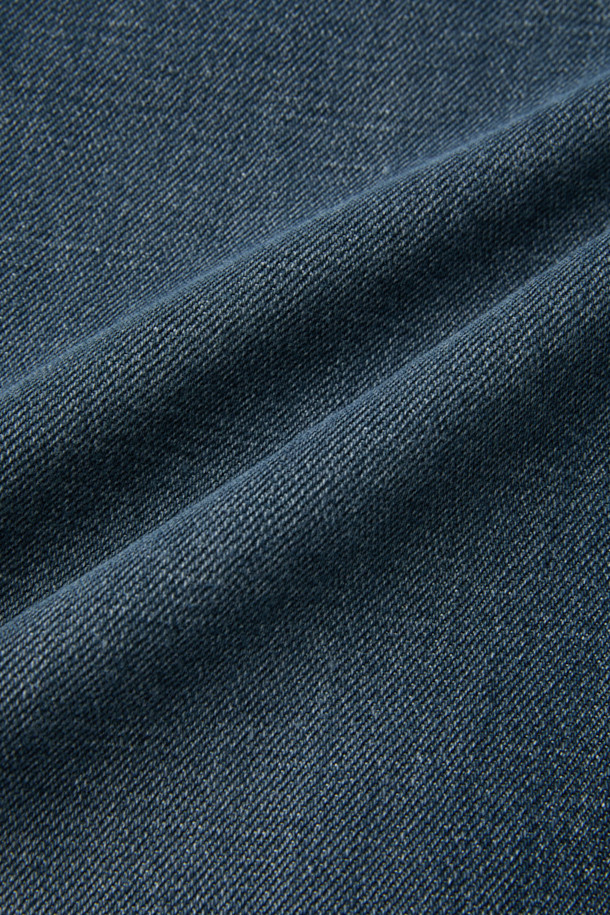 다크 블루 스트레이트 핏 데님 팬츠는 베이직한 스타일을 추구하는 분들을 위한 일상복입니다. 다크 블루 및 인디고 컬러로 제공되며, 무지 디자인에 바이오 워싱, 스톤 워싱, 도밍고 워싱 처리를 더해 자연스러운 멋을 살렸습니다. 데님, 코튼, 폴리우레탄 혼방 소재로 제작되어 편안한 착용감을 선사합니다. 파이브 포켓 디자인과 스트레이트 핏으로 캐주얼, 미니멀, 클래식 등 다양한 스타일을 연출할 수 있습니다.
