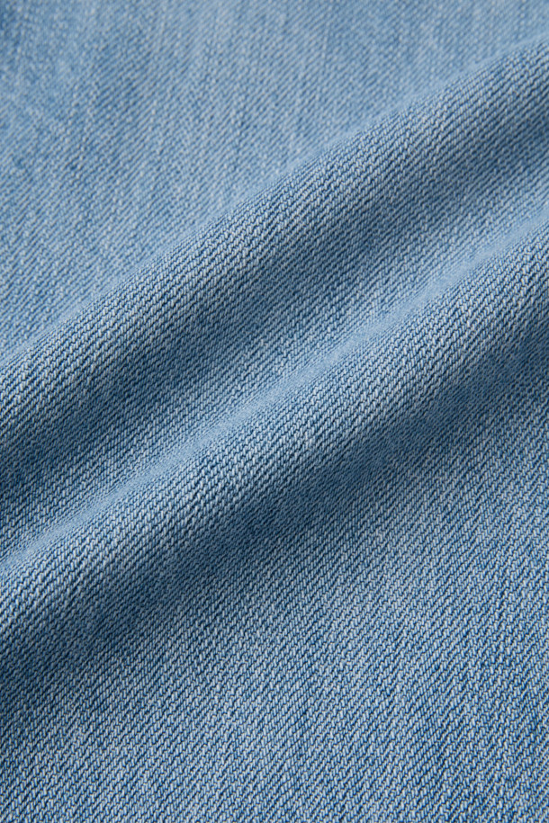 블루 스트레이트 핏 진은 베이직한 스타일을 추구하는 분들을 위한 데님 팬츠입니다. 인디고, 블루 두 가지 컬러로 제공되며, 일상복으로 활용하기 좋습니다. 면과 데님 소재를 사용하여 편안한 착용감을 선사하며, 무지 디자인과 긴 기장으로 어떤 상의에도 잘 어울립니다. 바이오 워싱, 스톤 워싱, 도밍고 워싱 등의 워싱 기법과 파이브 포켓 디테일이 특징이며, 스트레이트 핏으로 제작되어 캐주얼, 미니멀, 클래식 등 다양한 스타일을 연출할 수 있습니다.
