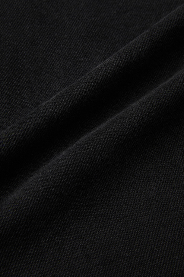 블랙 스트레이트 핏 데님 팬츠는 베이직한 스타일을 추구하는 분들을 위한 일상복입니다. 데님, 코튼, 폴리에스테르, 폴리우레탄 혼방 소재로 제작되어 편안한 착용감을 제공합니다. 무지 디자인에 스트레이트 핏으로, 캐주얼, 미니멀, 클래식 등 어떤 스타일에도 잘 어울립니다. 바이오 워싱, 스톤 워싱, 도밍고 워싱 과정을 거쳐 자연스러운 느낌을 더했으며, 파이브 포켓 디자인으로 실용성을 높였습니다. 
