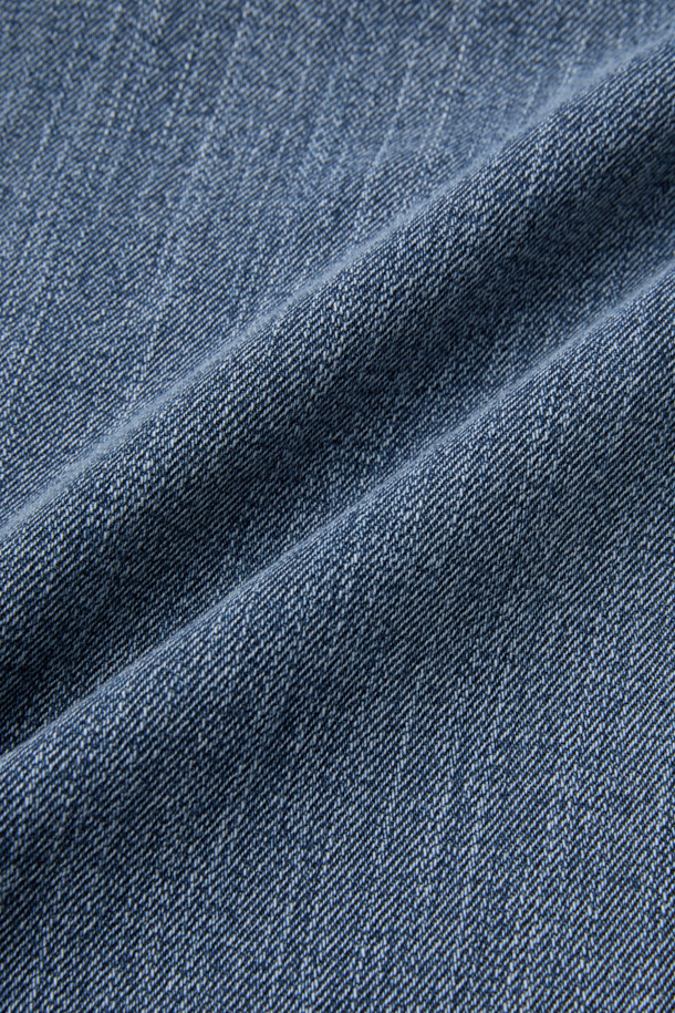 블루 루즈 핏 드로우스트링 청바지는 편안함과 스타일을 모두 잡은 데님 팬츠입니다. 봄, 여름 시즌에 어울리는 이 캐주얼 청바지는 허리 스트링과 사선 포켓 디자인으로 실용성을 더했습니다. 루즈핏으로 제작되어 활동성이 뛰어나며, 스톤워싱, 과망워싱, 도밍고워싱 기법을 통해 빈티지한 매력을 살렸습니다. 여행, 휴가, 산책 등 다양한 TPO에 활용하기 좋으며, 미니멀, 스트리트 스타일을 연출하기에 적합합니다. 가볍고 시원한 데님과 코튼 혼방 소재로 제작되어 편안한 착용감을 선사합니다.
