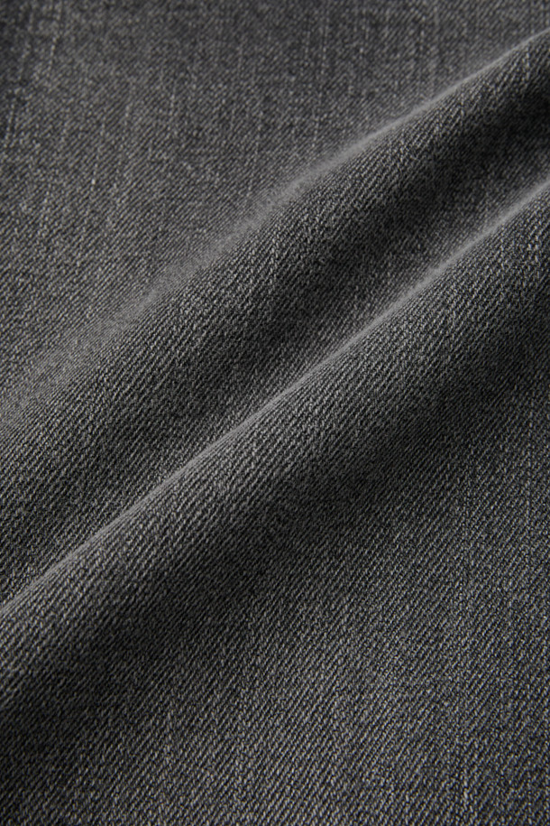 블랙 루즈 핏 드로우스트링 청바지는 편안함과 스타일을 모두 잡은 데님 팬츠입니다. 허리 스트링과 하프밴딩으로 편안한 착용감을 제공하며, 루즈핏 디자인은 활동성을 높여줍니다. 사선 포켓 디테일과 스톤 워싱, 과망 워싱, 도밍고 워싱 등의 워싱 기법으로 빈티지한 멋을 더했습니다. 캐주얼, 미니멀, 시티보이 스타일을 즐겨 입는 분들께 추천하며, 산책룩이나 캠핑룩으로 활용하기 좋습니다. 봄, 여름, 가을 시즌에 활용 가능한 데일리 아이템입니다.
