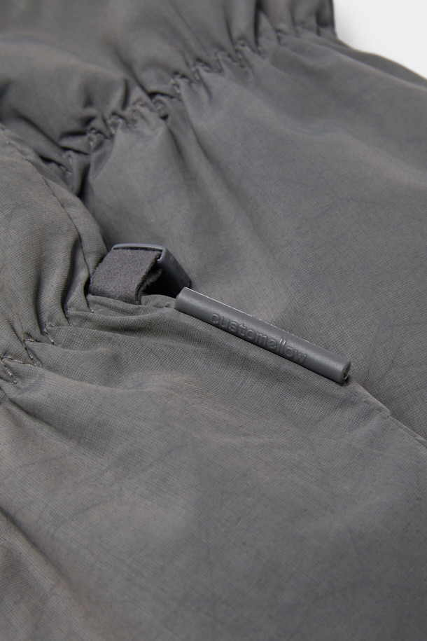 그레이 패디드 글러브는 울과 나일론 혼방 소재로 제작되어 방풍 및 보온 기능이 뛰어난 공용 장갑입니다. 손목 밴딩 처리와 스트링, 스토퍼 디자인으로 사이즈 조절이 용이하며, 캐주얼, 클래식, 미니멀 스타일의 다양한 룩에 잘 어울립니다. 로고 장식이 포인트로, 산책, 출근, 등산 등 다양한 TPO에 활용 가능합니다. 충전재로 솜을 사용하여 포근한 착용감을 제공합니다.
