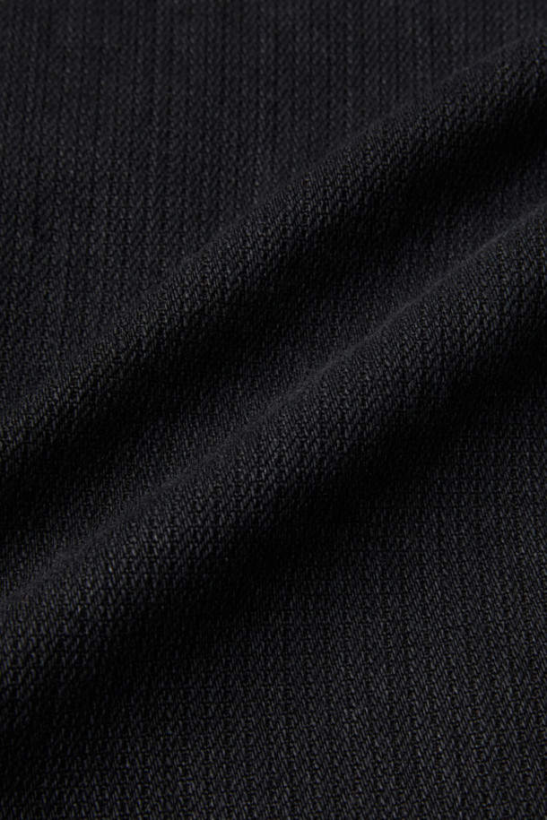 블랙 카펜터 디테일 와이드 데님은 캐주얼, 미니멀, 워크웨어 스타일을 아우르는 릴랙스핏 데님 팬츠입니다. 바이오 워싱 처리된 데님과 코튼 혼방 소재로 제작되어 편안한 착용감을 선사합니다. 카펜터 포켓 디테일과 파이브 포켓 디자인, 코인 포켓 메탈 장식이 돋보이며, 출근룩과 모임룩 등 다양한 TPO에 활용 가능합니다. 무지 패턴으로 어떤 상의와도 매치하기 쉬워 활용도가 높습니다.
