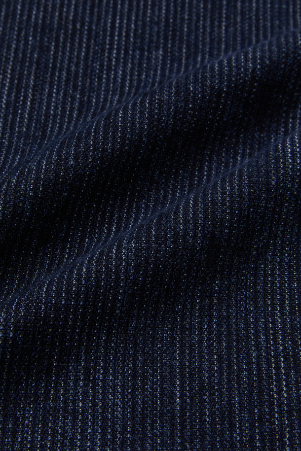 블루 카펜터 디테일 웨일 청바지는 캐주얼, 미니멀, 워크웨어 스타일을 즐겨 입는 분들을 위한 데님 팬츠입니다. 사계절 내내 활용 가능한 릴렉스핏으로 편안한 착용감을 선사하며, 바이오 워싱 처리된 데님과 코튼 혼방 소재로 제작되어 부드러운 촉감을 느낄 수 있습니다. 카펜터 포켓 디테일과 파이브 포켓 디자인, 코인 포켓 메탈 장식이 돋보이며, 여행룩 또는 산책룩으로 활용하기 좋습니다. 무지 디자인으로 어떤 상의와도 매치하기 용이하여, 데일리룩에 활용하기 좋은 아이템입니다.
