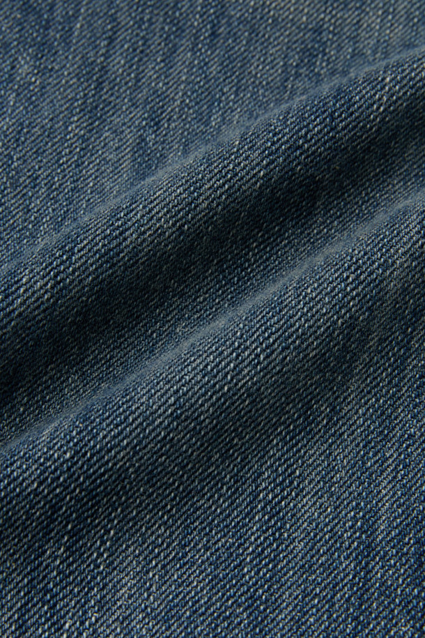 블루 스트레이트 핏 청바지는 베이직한 스타일의 데님 팬츠입니다. 코튼과 데님 소재로 제작되어 편안한 착용감을 선사하며, 무지 디자인으로 어떤 상의에도 잘 어울립니다. 일상복으로 활용하기 좋으며, 캐주얼, 미니멀, 클래식 스타일을 모두 소화할 수 있습니다. 파이브 포켓, 코인 포켓, 메탈 장식, 스톤워싱, 도밍고워싱 등의 디테일이 돋보이는 스트레이트 핏 청바지입니다. 인디고 블루 컬러도 준비되어 있습니다.
