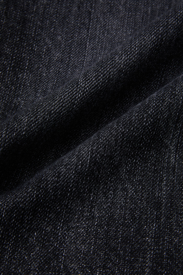 블랙 스트레이트 핏 데님 팬츠는 사계절 내내 활용하기 좋은 베이직한 디자인의 바지입니다. 데님, 코튼, 레이온 혼방 소재로 제작되어 편안한 착용감을 선사하며, 과망 워싱, 스톤 워싱, 도밍고 워싱 기법을 통해 은은한 빈티지 무드를 더했습니다. 무지 디자인에 파이브 포켓 디테일과 코인 포켓 메탈 장식으로 포인트를 주어 미니멀, 클래식, 캐주얼 스타일 모두 소화 가능합니다. 스트레이트 핏으로 다리 라인을 자연스럽게 연출해주어 어떤 상의와도 훌륭하게 매치됩니다.
