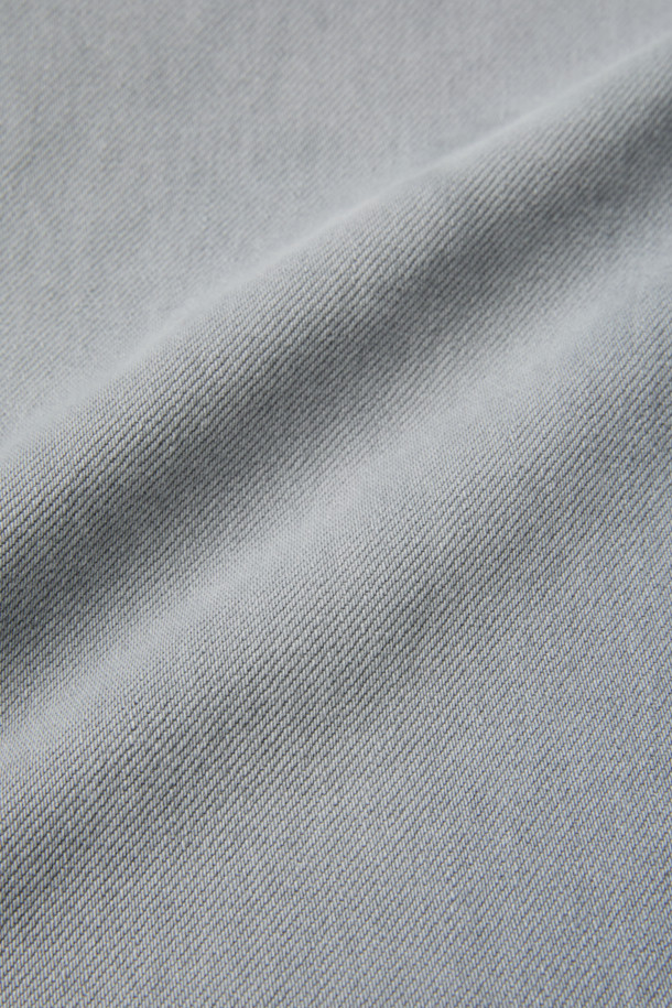 그레이 색상의 스트레이트 핏 데님 팬츠입니다. 얇은 두께감의 데님과 코튼 혼방 소재로 제작되어 여름철에도 시원하게 착용 가능합니다. 베이직한 디자인으로 출근룩이나 비즈니스 캐주얼, 그리고 미니멀, 클래식, 캐주얼 스타일 모두 소화 가능합니다. 바이오 워싱, 스톤 워싱, 도밍고 워싱, 엠보 워싱 등의 다양한 워싱 기법을 거쳐 빈티지한 멋을 더했습니다. 파이브 포켓 디자인과 코인 포켓 메탈 장식이 돋보이는, 무지 스타일의 긴 기장 데님 팬츠입니다.
