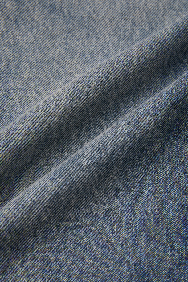 블루 루즈핏 드로우스트링 청바지는 편안한 착용감과 시원한 스타일을 동시에 만족시키는 데님 팬츠입니다. 코튼 데님 소재에 도밍고 워싱과 스톤 워싱 기법을 더해 자연스러운 워싱 디테일을 살렸습니다. 허리 부분은 하프 밴딩과 스트링으로 조절 가능하여 더욱 편안한 핏을 제공하며, 사선 포켓 디자인으로 실용성을 높였습니다. 여행이나 휴가, 혹은 캐주얼, 미니멀, 시티보이 스타일을 즐기는 분들께 추천하는 여름철 필수 아이템입니다. 루즈핏으로 제작되어 활동성이 뛰어나며, 여유로운 실루엣으로 편안함을 선사합니다.
