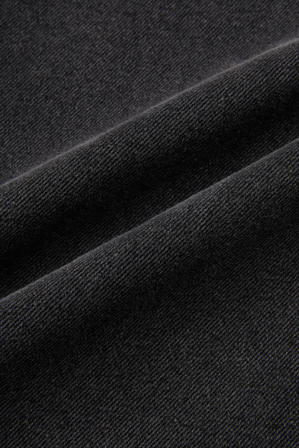 블랙 루즈핏 드로우스트링 청바지는 편안함과 스타일을 모두 갖춘 데님 팬츠입니다. 코튼과 폴리에스테르 혼방 소재로 제작되어 부드러운 촉감과 편안한 착용감을 선사합니다. 허리에는 하프 밴딩과 스트링 디테일이 더해져, 자유로운 핏 조절이 가능합니다. 스톤워싱, 과망워싱, 도밍고워싱 기법으로 은은한 빈티지 무드를 연출하며, 사선 포켓 디자인으로 포인트를 더했습니다. 여행룩, 휴가룩, 캐주얼, 미니멀, 시티보이 스타일을 즐기는 분들께 추천합니다.
