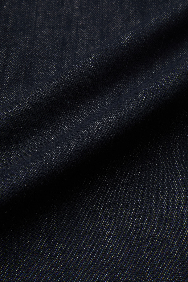 블루 원 턱 청바지는 릴렉스핏으로 편안한 착용감을 선사하는 데님 팬츠입니다. 부드러운 면 소재로 제작되어 산책룩과 같은 일상에서 캐주얼하게 즐기기 좋습니다. 원워시, 바이오 워싱, 스톤 워싱 처리로 자연스러운 워싱 디테일을 더했으며, 무지 디자인에 스티치와 포켓, 원 턱 디테일로 포인트를 주었습니다. 미니멀, 클래식 스타일을 선호하는 분들께 추천하며, 릴렉스핏으로 활동성을 높였습니다. 
