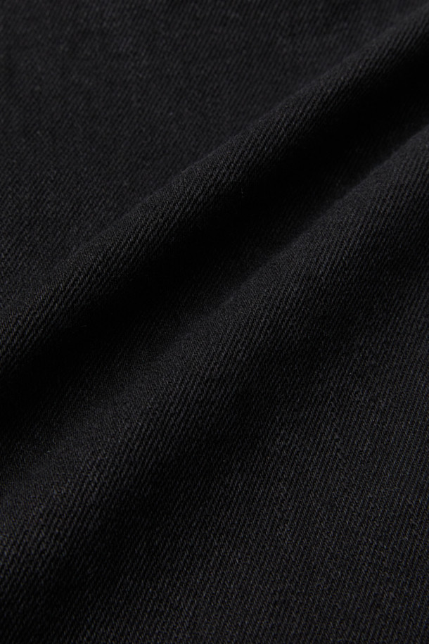 블랙 원 턱 (Black One Tuck) 데님 팬츠는 베이직한 스타일을 추구하는 분들을 위한 릴랙스핏 데님 팬츠입니다. 코튼, 폴리에스테르, 데님 혼방 소재로 제작되어 편안한 착용감을 선사합니다. 무지 디자인에 원 턱 디테일이 더해져 미니멀하면서도 클래식한 무드를 연출합니다. 바이오 워싱 처리로 부드러운 촉감을 느낄 수 있으며, 사선 포켓으로 실용성을 높였습니다. 일상에서 편안하게 착용하기 좋은 아이템입니다.
