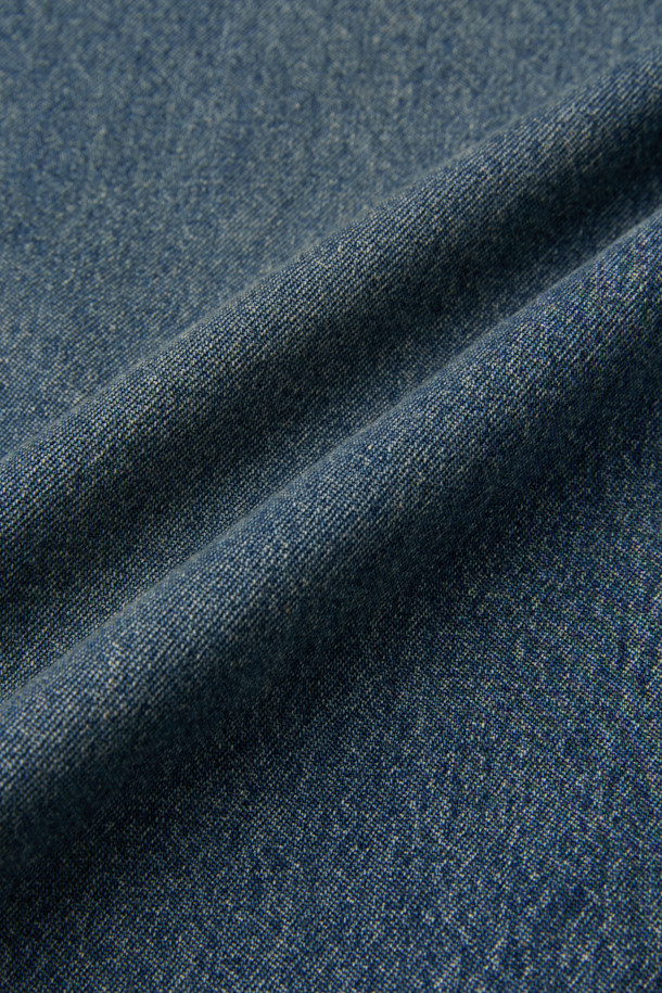 인디고와 블루 컬러의 데님 소재, 커브드 핏의 블루 커브드 청바지입니다. 바이오 워싱, 스톤 워싱, 도밍고 워싱 기법을 사용하여 자연스러운 워싱 디테일을 살렸습니다. 파이브 포켓 디자인과 코인포켓 메탈 장식이 돋보이는 미니멀, 클래식, 캐주얼 스타일의 긴 기장 데님 팬츠입니다. 얇은 두께감으로 편안한 착용감을 선사하며, 데님과 코튼 혼방 소재로 제작되었습니다. 일상에서 활용하기 좋은 아이템입니다.
