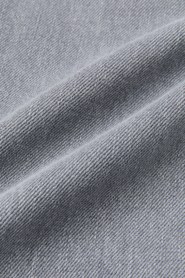 그레이 컬러의 커브드 데님 팬츠입니다. 바이오 워싱, 스톤 워싱, 도밍고 워싱 공법으로 제작되어 부드러운 촉감을 자랑하며, 캐주얼 스타일에 적합합니다. 파이브 포켓 디자인과 코인포켓 메탈 장식이 돋보이며, 미니멀, 클래식 스타일을 연출하기 좋습니다. 봄, 여름, 가을 시즌에 여행룩, 산책룩으로 활용하기 좋은 데님 팬츠입니다.
