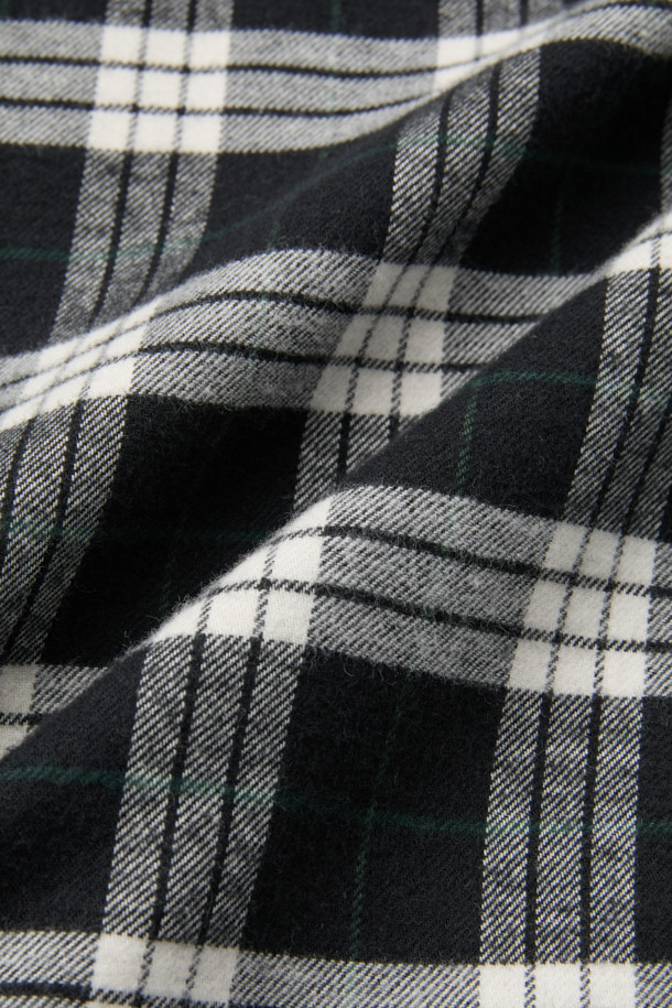 블랙 오버사이즈 핏 체크 아우터 셔츠는 캐주얼, 클래식, 미니멀 스타일을 모두 아우르는 매력적인 아이템입니다. 넉넉한 오버핏에 가을, 겨울 시즌에 어울리는 두꺼운 면 소재로 제작되어 부드러운 촉감을 선사합니다. 블랙과 화이트 컬러의 조화로운 체크 패턴이 돋보이며, 카라넥 디자인과 긴 소매 기장으로 세련된 느낌을 더했습니다. 사이드 포켓, 체스트 포켓, 밑단 스트링 조절, 그리고 배색 디테일까지 더해져 실용성과 디자인을 모두 갖춘 제품입니다. 출근룩, 모임룩 등 다양한 TPO에 활용하여 개성 있는 스타일을 연출해보세요.
