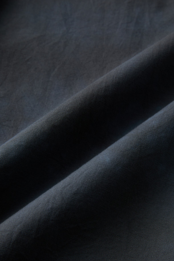 그레이 오버사이즈 핏 다잉 아우터 셔츠는 [공용]으로, 봄, 가을에 산책룩이나 봄 소풍룩에 어울리는 캐주얼 스타일의 셔츠입니다. 부드러운 면 소재로 제작되었으며, 오버핏 디자인에 긴 소매와 카라넥으로 편안함과 스타일을 동시에 잡았습니다. 다잉 염색 처리로 은은한 멋을 더하고, 사이드 포켓, 체스트 포켓, 밑단 스트링 조절, 배색 디테일로 실용성을 높였습니다. 미니멀, 클래식한 무드를 즐기는 분들께 추천합니다.
