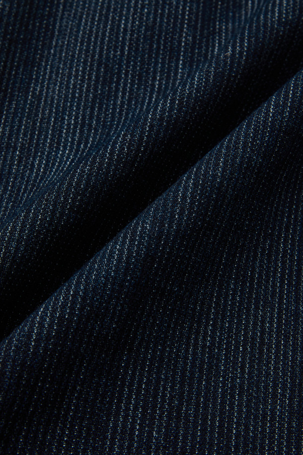 블루 웨일 데님 트러커 재킷은 캐주얼, 미니멀, 클래식 스타일을 아우르는 매력적인 아우터입니다. 봄, 가을 시즌에 어울리는 레귤러핏의 긴 소매 데님 재킷으로, 무지 패턴에 블루 컬러가 시원한 인상을 줍니다. 크롭 기장으로 세련된 핏을 연출하며, 버튼 여밈 방식과 원포켓, 사이드 포켓 디자인으로 실용성을 더했습니다. 데이트룩, 봄 소풍룩 등 다양한 TPO에 활용하여 멋스러운 스타일을 완성해보세요. 면, 데님, 코듀로이의 조화로운 소재감으로 편안한 착용감을 선사합니다.
