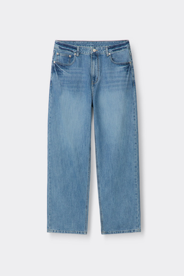 블루 스트레이트 핏 진은 베이직한 스타일을 추구하는 분들을 위한 데님 팬츠입니다. 인디고, 블루 두 가지 컬러로 제공되며, 일상복으로 활용하기 좋습니다. 면과 데님 소재를 사용하여 편안한 착용감을 선사하며, 무지 디자인과 긴 기장으로 어떤 상의에도 잘 어울립니다. 바이오 워싱, 스톤 워싱, 도밍고 워싱 등의 워싱 기법과 파이브 포켓 디테일이 특징이며, 스트레이트 핏으로 제작되어 캐주얼, 미니멀, 클래식 등 다양한 스타일을 연출할 수 있습니다.
